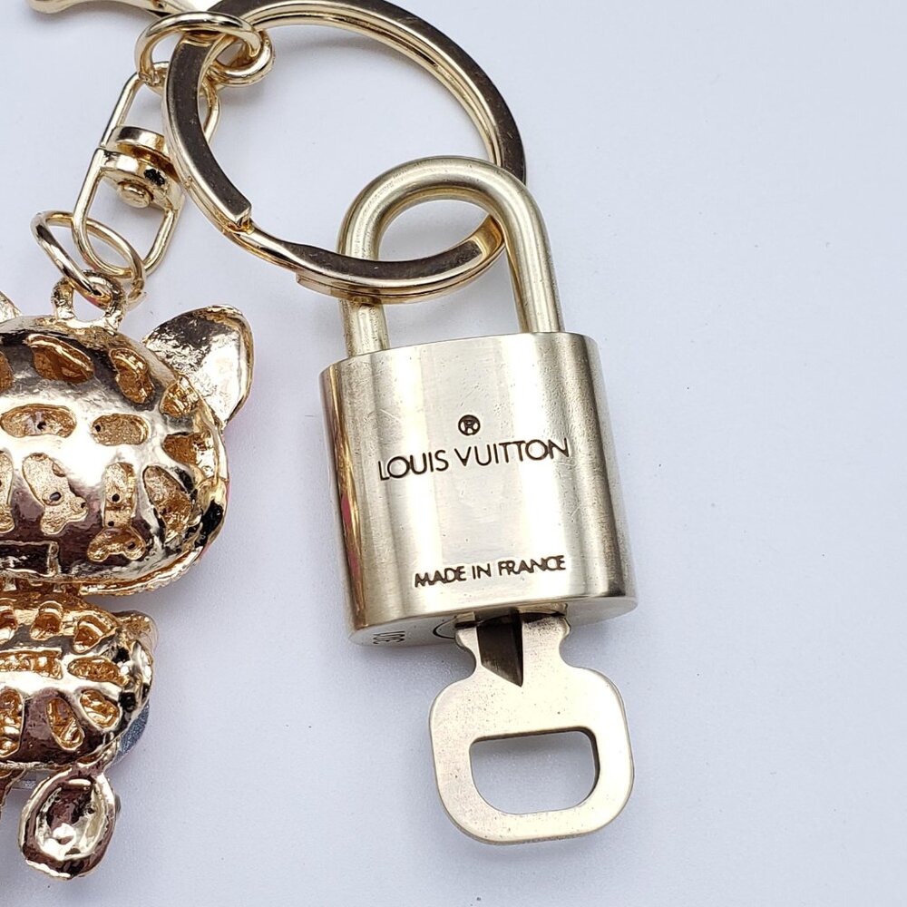Authentic Louis Vuitton Lock & Key Gold ✨ Unbranded Cat Keychain Bag Charm LV - Picture 4 of 12